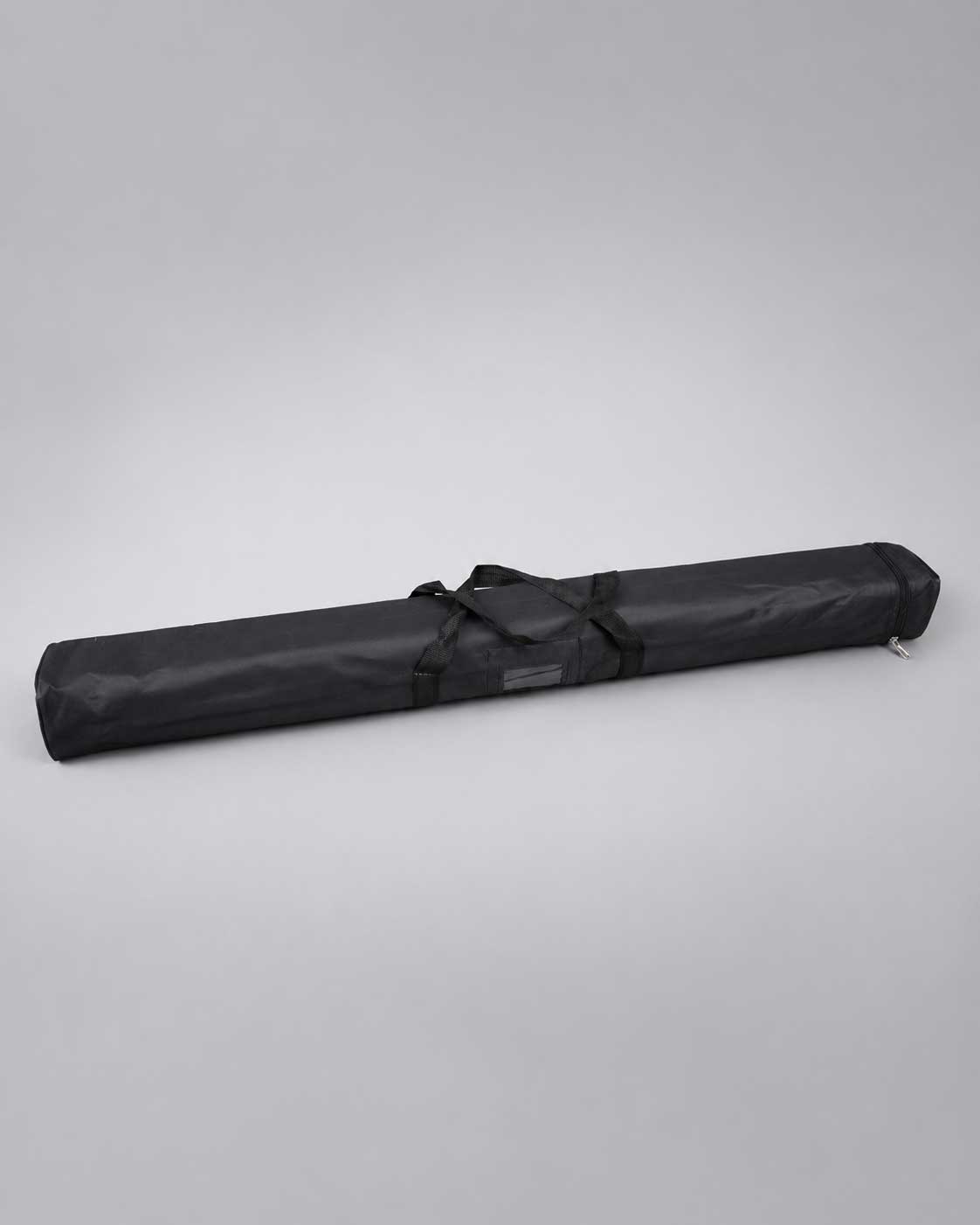 Черен транспортен калъф за рол банер стойка с размери 120x200, поставен върху светъл студиен фон